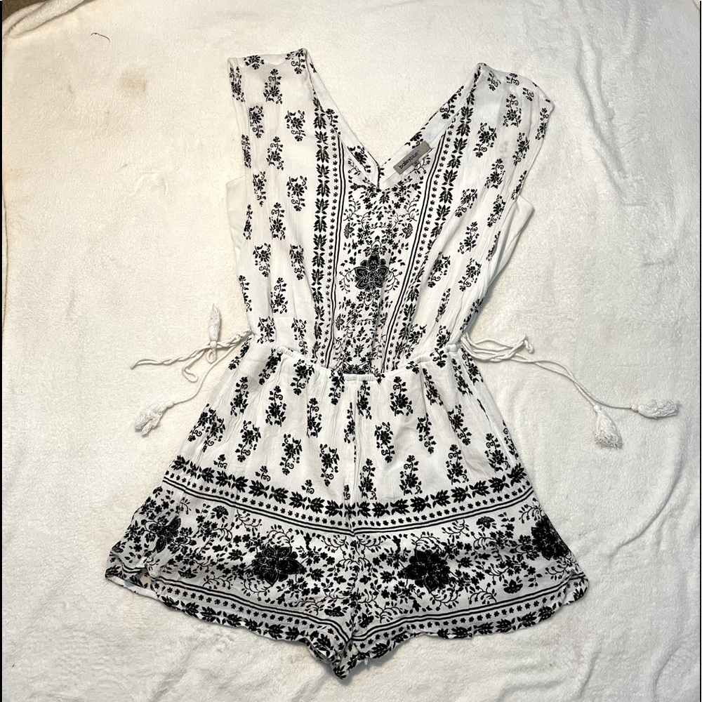 ❤️Bailey Blue B&W Romper size Medium